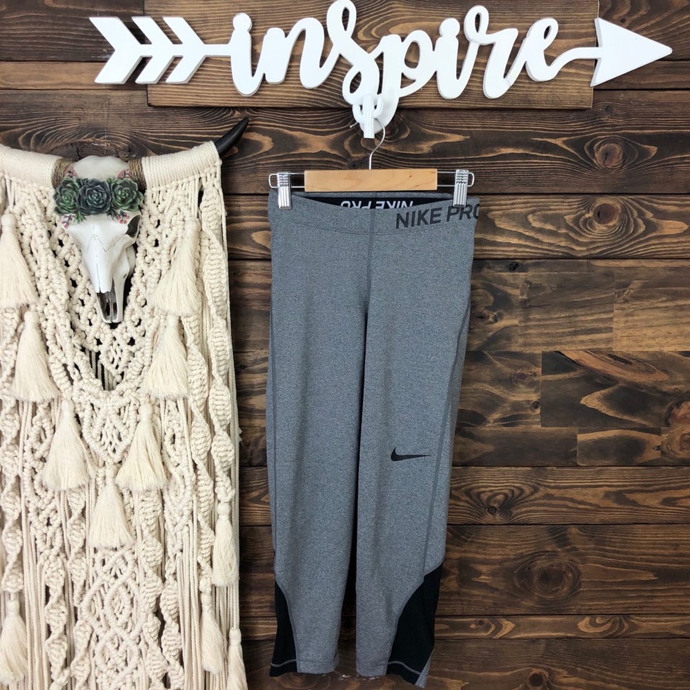 NIKE PRO | Cropped Workout Leggings